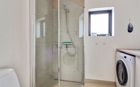 Mikkel - 300M from the Sea: Piso, Suelo, Diseño De Interiores, Arreglo De Tubería, Baño, Techo, Habitación, Encendiendo, Plomería, Grifo