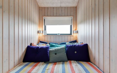 Mikkel - 300M from the Sea: Madera, Diseño De Interiores, Manchas De Madera, Habitación, Madera Dura, Techo, Tablón, Madera Contrachapada, Maderas, Barniz
