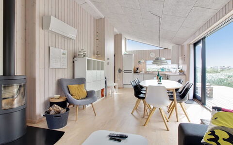 Mikkel - 300M from the Sea: Diseño De Interiores, Madera, Piso, Techo, Suelo, Mueble, Sala, Habitación, Silla, Suelos De Madera