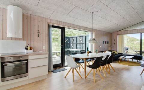 Mikkel - 300M from the Sea: Madera, Piso, Mueble, Diseño De Interiores, Cocina Y Comedor Mesa, Techo, Cocina, Suelos De Madera, Habitación, Lámpara