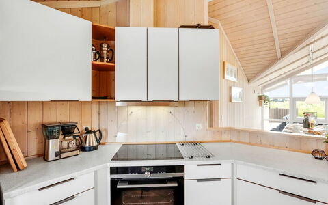 Kiran - 200M from the Sea: Cocina, Mostrador, Aparato De Cocina, Gabinetes, Madera, Diseño De Interiores, Piso, Electrodoméstico, Techo, Lámpara