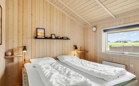 Kiran - 200M from the Sea: Madera, Casa, Madera Dura, Tablón, Cabaña, Manchas De Madera, Habitación, Cuarto De Troncos, Diseño, Cama