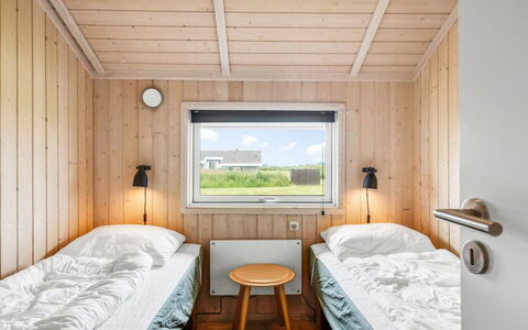 Kiran - 200M from the Sea: Madera, Habitación, Cama, Lecho, Marco De La Cama, Tablón, Sábana, La Luz Del Día, Madera Dura, Manchas De Madera