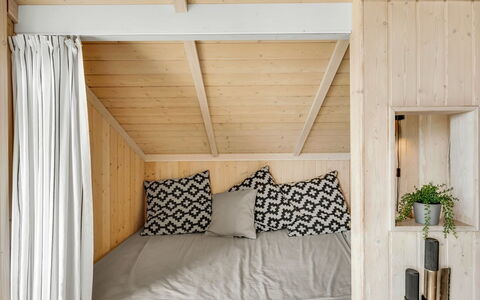 Kiran - 200M from the Sea: Madera, Diseño De Interiores, Habitación, Suelo, Piso, Mueble, Cama, Linos, Encendiendo, Casa