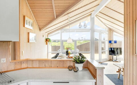 Kiran - 200M from the Sea: Madera, Techo, Diseño De Interiores, Piso, Casa, Cocina, Lámpara, Habitación, Mostrador, Tablón