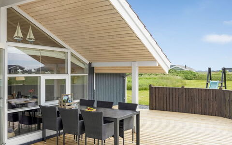 Kiran - 200M from the Sea: Madera, Casa, Arquitectura, Porche, Techo, Madera Dura, Tablón, Cubierta, Sombra, Puerta