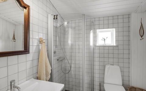 Anissa - 100M from the Sea: Pared, Piso, Suelo, Diseño De Interiores, Arreglo De Tubería, Baño, Plomería, Techo, Loseta, Habitación
