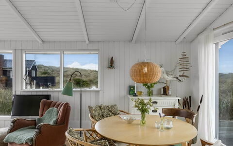 Anissa - 100M from the Sea: Mueble, Techo, Material Natural, Silla, Cocina Y Comedor Mesa, Diseño, Madera Dura, Planta De Casa, Comedor, Tablón