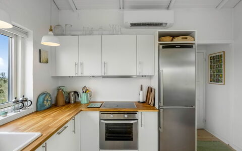 Anissa - 100M from the Sea: Aparato De Cocina, Cocina, Mostrador, Electrodoméstico, Gabinetes, Electrodoméstico, Diseño De Interiores, Mueble, Piso, Estufa De Cocina