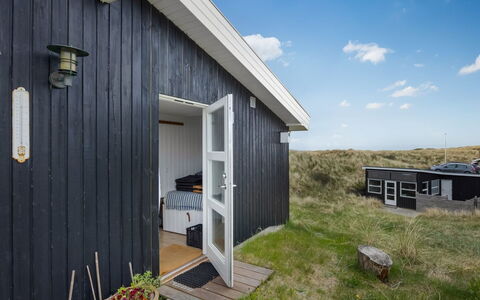 Anissa - 100M from the Sea: Madera, Techo, Habitación, Madera Dura, Manchas De Madera, Tablón, Cama, Lecho, Marco De La Cama, La Luz Del Día