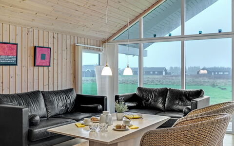 Mattis - 650M from the Sea: Mueble, Diseño De Interiores, Madera, Techo, Sofá, Sala, Casa, Piso, Habitación, Suelo