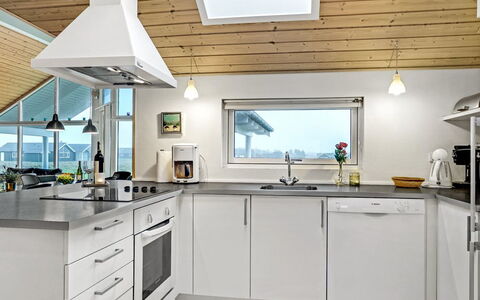 Mattis - 650M from the Sea: Cocina, Mostrador, Aparato De Cocina, Techo, Electrodoméstico, Piso, Lámpara, Electrodoméstico, Diseño De Interiores, Gabinetes