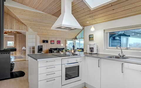 Mattis - 650M from the Sea: Cocina, Aparato De Cocina, Mostrador, Madera, Techo, Electrodoméstico, Diseño De Interiores, Piso, Electrodoméstico, Gabinetes