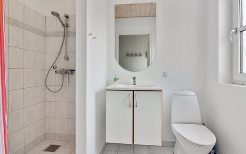Haghni - 200M from the Sea: Cabaña, Patio Interior, Yarda, Edificios Del Jardín, Cobertizo, Vía Muerta, Mueble Para Exteriores, Cuarto De Troncos, Estructura Al Aire Libre, Choza