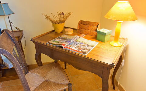 Les Cotes: Mueble, Habitación, Mesa, Escritorio, Mesa Final, Amarillo, Diseño De Interiores, Propiedad, Silla, Mesa De Café
