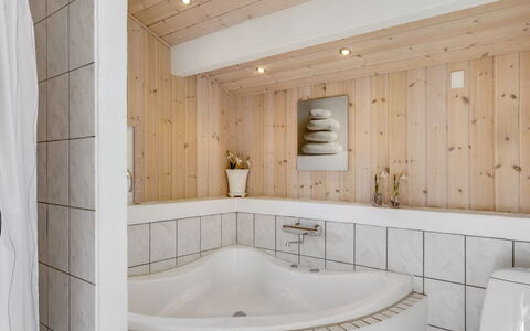 Söhnke - 400M from the Sea: Diseño De Interiores, Piso, Pared, Suelo, Madera, Techo, Arreglo De Tubería, Baño, Habitación, Encendiendo