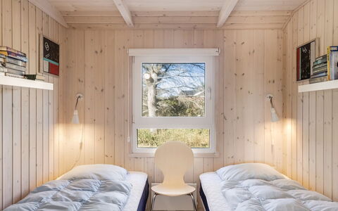 Söhnke - 400M from the Sea: Habitación, Madera, Cama, Diseño De Interiores, Sábana, Techo, Lecho, Casa, Suelo, Marco De La Cama