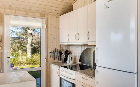 Söhnke - 400M from the Sea: Cocina, Madera, Electrodoméstico, Aparato De Cocina, Diseño De Interiores, Piso, Mostrador, Mueble, Casa, Suelo