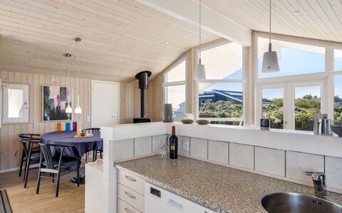 Söhnke - 400M from the Sea: Madera, Diseño De Interiores, Piso, Techo, Suelo, Mueble, Mostrador, Cocina, Casa, Habitación