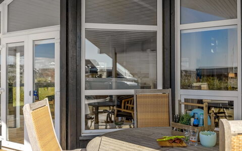 Söhnke - 400M from the Sea: Madera, Mueble, Diseño De Interiores, Silla, Vaso, Sombra, Mueble Para Exteriores, Porche, Madera Dura, Manchas De Madera