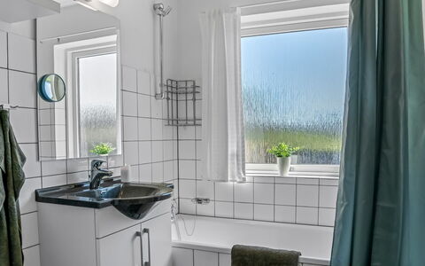 Nayeli - 275M from the Sea: Arreglo De Tubería, Diseño De Interiores, Piso, Grifo, Lavabo, Suelo, Plomería, Baño, Cortina, Habitación