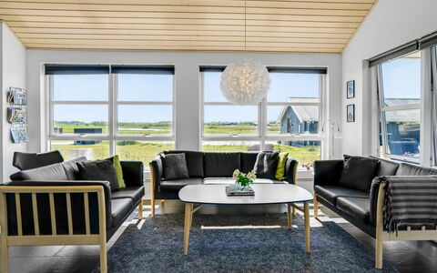 Sinica - 1.4Km from the Sea: Mueble, Madera, Piso, Diseño De Interiores, Sala, Sofá, Suelo, Casa, Suelos De Madera