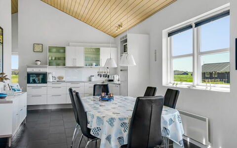 Sinica - 1.4Km from the Sea: Techo, Diseño De Interiores, Piso, Suelo, Casa, Lámpara, Cocina Y Comedor Mesa, Silla, Habitación, Cocina