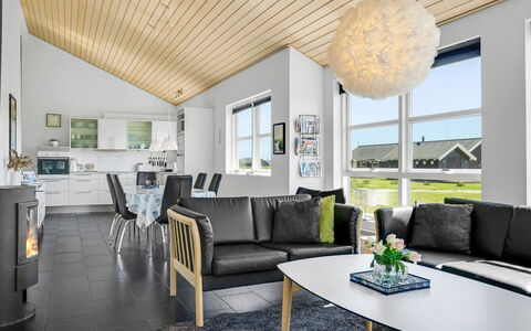Sinica - 1.4Km from the Sea: Diseño De Interiores, Mueble, Piso, Techo, Sofá, Madera, Suelo, Sala, Lámpara, Casa