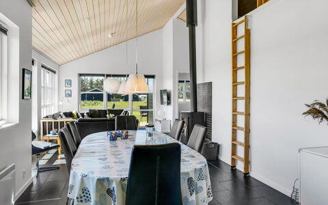 Sinica - 1.4Km from the Sea: Madera, Casa, Techo, Diseño De Interiores, Puerta, Cabaña, Silla, Inmuebles, Sombra, Sala