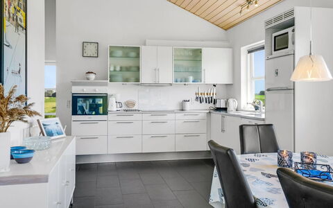 Sinica - 1.4Km from the Sea: Cocina, Mostrador, Diseño De Interiores, Piso, Mueble, Aparato De Cocina, Gabinetes, Techo, Electrodoméstico, Suelo