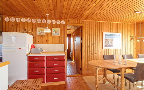 Cathalin - 100M from the Sea: Techo, Casa, Puerta, Cabaña, Sombra, Vía Muerta, Yarda, Inmuebles, Patio Interior