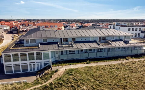 Britta - 100M from the Sea: Madera, Casa, Cabaña, Casa, Techo, Área Rural, Vía Muerta, Cuarto De Troncos, Edificios Del Jardín, Madera Dura