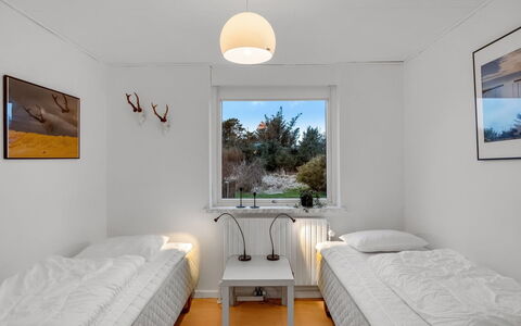 Urho - 500M from the Sea: Cama, Habitación, Pared, Lecho, Diseño De Interiores, Sábana, Techo, Suelo, Marco De La Cama, Piso