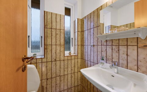 Urho - 500M from the Sea: Arreglo De Tubería, Piso, Suelo, Diseño De Interiores, Baño, Lavabo Del Baño, Lavabo, Plomería, Habitación, Techo