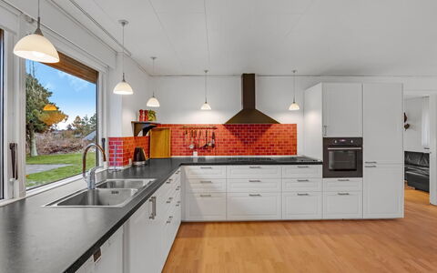 Urho - 500M from the Sea: Cocina, Mostrador, Aparato De Cocina, Gabinetes, Piso, Diseño De Interiores, Electrodoméstico, Estufa De Cocina, Fregadero, Techo