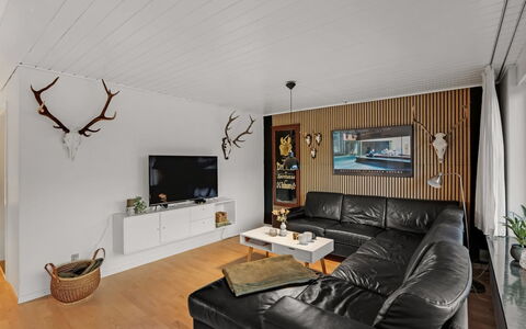 Urho - 500M from the Sea: Diseño De Interiores, Pared, Mueble, Madera, Techo, Piso, Sala, Casa, Lámpara, Encendiendo