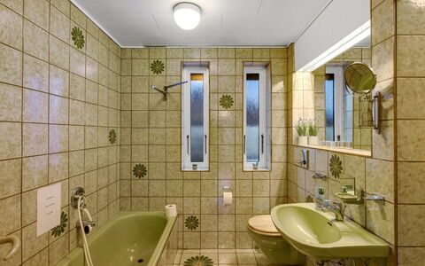 Urho - 500M from the Sea: Lavabo Del Baño, Baño, Diseño De Interiores, Arreglo De Tubería, Pared, Piso, Suelo, Lavabo, Grifo, Techo