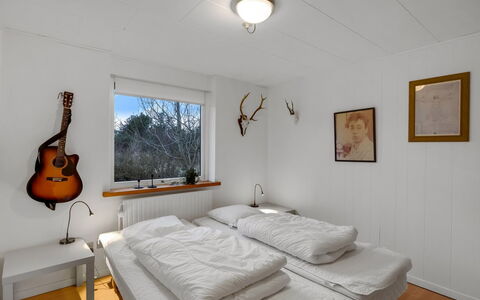 Urho - 500M from the Sea: Cama, Mueble, Diseño De Interiores, Habitación, Pared, Piso, Suelo, Sábana, Techo, Lecho