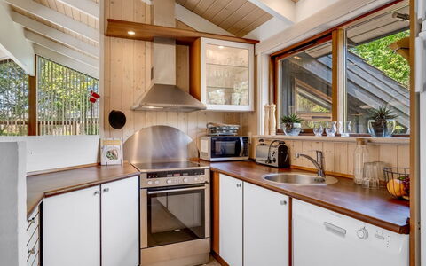 Paulette - 450M from the Sea: Cocina, Diseño De Interiores, Mostrador, Madera, Aparato De Cocina, Electrodoméstico, Techo, Piso, Mueble, Gabinetes