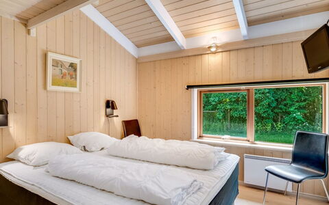 Paulette - 450M from the Sea: Habitación, Madera, Diseño De Interiores, Cama, Techo, Sábana, Lecho, Piso, Suelo, Mueble
