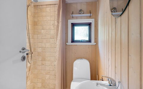 Paulette - 450M from the Sea: Pared, Madera, Piso, Suelo, Arreglo De Tubería, Diseño De Interiores, Techo, Habitación, Baño, Baño