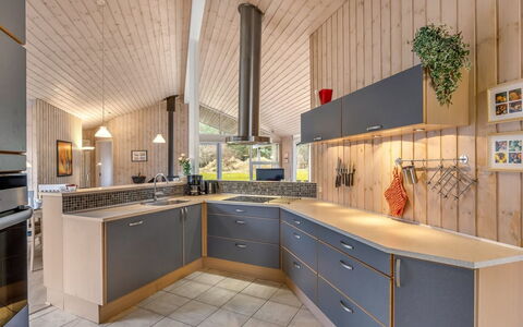 Beeke - 1.4Km from the Sea: Cocina, Mostrador, Diseño De Interiores, Piso, Madera, Techo, Gabinetes, Lámpara, Mueble, Aparato De Cocina