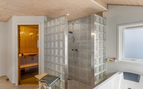 Beeke - 1.4Km from the Sea: Diseño De Interiores, Madera, Piso, Techo, Suelo, Habitación, Arreglo De Tubería, Plomería, Lámpara, Baño