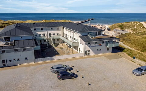 Nonni - 200M from the Sea: Piscina, Mueble Para Exteriores, Mueble, Recurso, Losa, Eco Hotel, Sombra, Silla, Ocio, Inmuebles
