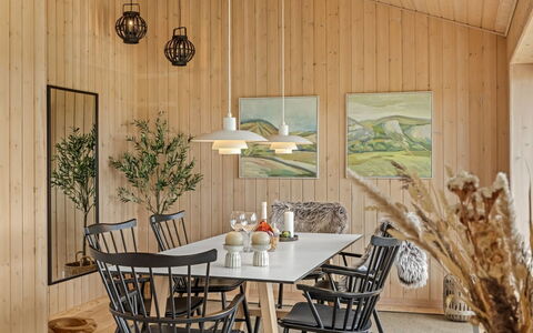 Eelin - 275M from the Sea: Mueble, Madera, Comedor, Diseño De Interiores, Piso, Cocina Y Comedor Mesa, Mesa, Suelo, Silla, Techo