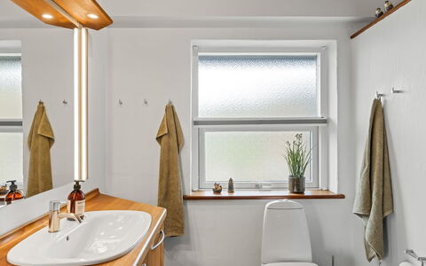Eelin - 275M from the Sea: Diseño De Interiores, Pared, Arreglo De Tubería, Piso, Madera, Techo, Lavabo, Suelo, Grifo, Baño