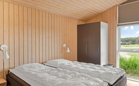 Eelin - 275M from the Sea: Madera, Diseño De Interiores, Piso, Techo, Suelo, Habitación, Cama, Mueble, Habitación, Manchas De Madera