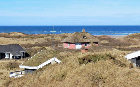 Eelin - 275M from the Sea: Techo, Casa, Casa, Cabaña, Vía Muerta, Inmuebles, Entrada De Coches, Edificios Del Jardín, Yarda, Cobertizo