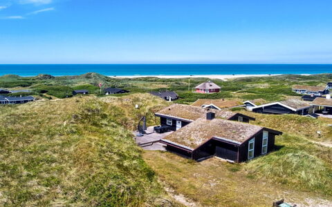 Eelin - 275M from the Sea: Techo, Casa, Casa, Cabaña, Vía Muerta, Inmuebles, Entrada De Coches, Edificios Del Jardín, Yarda, Cobertizo