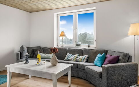 Elmo - 300M from the Sea: Mueble, Diseño De Interiores, Piso, Sofá, Madera, Suelo, Sala, Casa, Encendiendo, Departamento